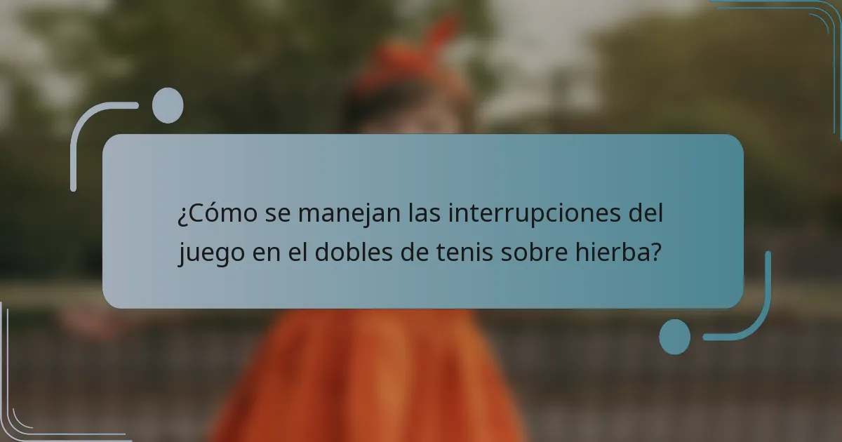 ¿Cómo se manejan las interrupciones del juego en el dobles de tenis sobre hierba?