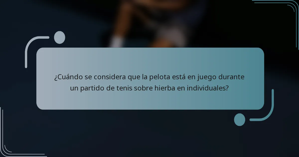 ¿Cuándo se considera que la pelota está en juego durante un partido de tenis sobre hierba en individuales?
